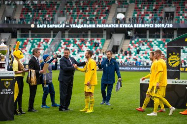 MINSK, BELARUS - 24 Mayıs 2020 Belarus Kupası Finali 'nde madalya verdi. Dinamo Stadyumu 'nda (Minsk) FC BATE Borisov - FC Dinamo Brest maçı)