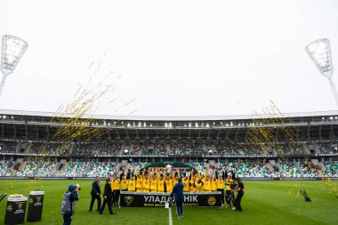 MINSK, BELARUS - 24 Mayıs 2020: FC BATE Borisov oyuncuları Belarus Kupası Finali 'nin ardından düzenlenen ödül töreninde resmedildi. Dinamo Stadyumu 'nda (Minsk) FC BATE Borisov - FC Dinamo Brest maçı)