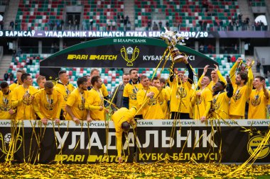 MINSK, BELARUS - 24 Mayıs 2020: FC BATE Borisov oyuncuları Belarus Kupası Finali 'nin ardından düzenlenen ödül töreninde resmedildi. Dinamo Stadyumu 'nda (Minsk) FC BATE Borisov - FC Dinamo Brest maçı)