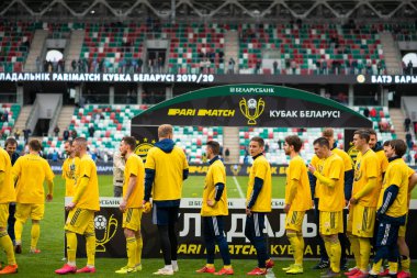 MINSK, BELARUS - 24 Mayıs 2020 Belarus Kupası Finali 'nde madalya verdi. Dinamo Stadyumu 'nda (Minsk) FC BATE Borisov - FC Dinamo Brest maçı)