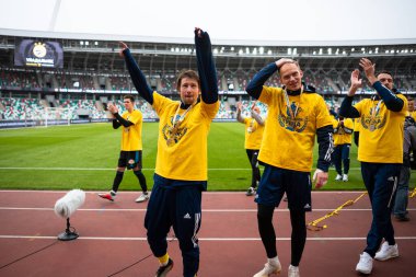 MINSK, BELARUS - 24 Mayıs 2020: FC BATE Borisov oyuncuları Belarus Kupası Finali 'nin ardından düzenlenen ödül töreninde resmedildi. Dinamo Stadyumu 'nda (Minsk) FC BATE Borisov - FC Dinamo Brest maçı)