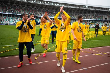MINSK, BELARUS - 24 Mayıs 2020: FC BATE Borisov oyuncuları Belarus Kupası Finali 'nin ardından düzenlenen ödül töreninde resmedildi. Dinamo Stadyumu 'nda (Minsk) FC BATE Borisov - FC Dinamo Brest maçı)