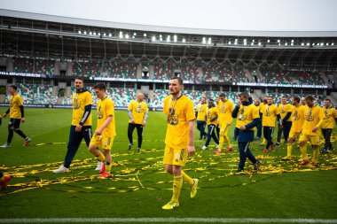 MINSK, BELARUS - 24 Mayıs 2020: FC BATE Borisov oyuncuları Belarus Kupası Finali 'nin ardından düzenlenen ödül töreninde resmedildi. Dinamo Stadyumu 'nda (Minsk) FC BATE Borisov - FC Dinamo Brest maçı)