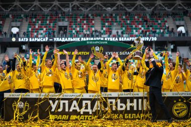 MINSK, BELARUS - 24 Mayıs 2020: FC BATE Borisov oyuncuları Belarus Kupası Finali 'nin ardından düzenlenen ödül töreninde resmedildi. Dinamo Stadyumu 'nda (Minsk) FC BATE Borisov - FC Dinamo Brest maçı)