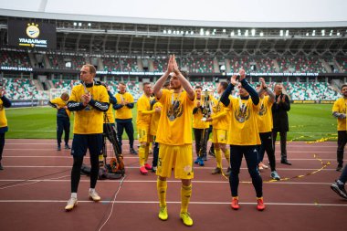 MINSK, BELARUS - 24 Mayıs 2020: FC BATE Borisov oyuncuları Belarus Kupası Finali 'nin ardından düzenlenen ödül töreninde resmedildi. Dinamo Stadyumu 'nda (Minsk) FC BATE Borisov - FC Dinamo Brest maçı)