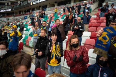 MINSK, BELARUS - 24 Mayıs 2020: The Belarusian Cup Final 2020 'de FC BATE Borisov hayranı. Dinamo Stadyumu 'nda (Minsk) FC BATE Borisov - FC Dinamo Brest maçı)