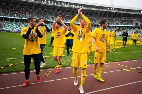 MINSK, BELARUS - 24 Mayıs 2020: FC BATE Borisov oyuncuları Belarus Kupası Finali 'nin ardından düzenlenen ödül töreninde resmedildi. Dinamo Stadyumu 'nda (Minsk) FC BATE Borisov - FC Dinamo Brest maçı)