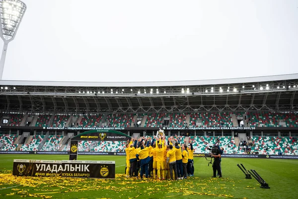 MINSK, BELARUS - 24 Mayıs 2020: FC BATE Borisov oyuncuları Belarus Kupası Finali 'nin ardından düzenlenen ödül töreninde resmedildi. Dinamo Stadyumu 'nda (Minsk) FC BATE Borisov - FC Dinamo Brest maçı)