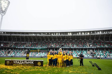 MINSK, BELARUS - 24 Mayıs 2020: FC BATE Borisov oyuncuları Belarus Kupası Finali 'nin ardından düzenlenen ödül töreninde resmedildi. Dinamo Stadyumu 'nda (Minsk) FC BATE Borisov - FC Dinamo Brest maçı)