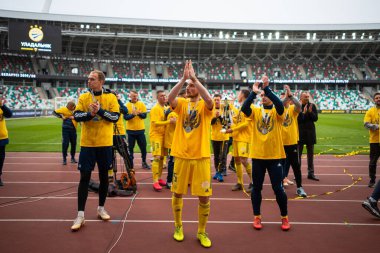 MINSK, BELARUS - 24 Mayıs 2020: FC BATE Borisov oyuncuları Belarus Kupası Finali 'nin ardından düzenlenen ödül töreninde resmedildi. Dinamo Stadyumu 'nda (Minsk) FC BATE Borisov - FC Dinamo Brest maçı)