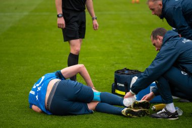 MINSK, BELARUS - 24 Mayıs 2020: FC Dinamo Brest oyuncusu Artem Milewski, Belarus Kupası Finali 'nde yaralandı. Dinamo Stadyumu 'nda (Minsk) FC BATE Borisov - FC Dinamo Brest maçı) 