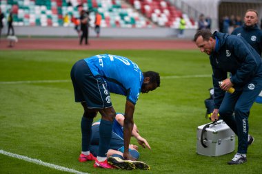 MINSK, BELARUS - 24 Mayıs 2020: FC Dinamo Brest oyuncusu Artem Milewski, Belarus Kupası Finali 'nde yaralandı. Dinamo Stadyumu 'nda (Minsk) FC BATE Borisov - FC Dinamo Brest maçı) 