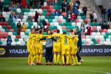 MINSK, BELARUS - 24 Mayıs 2020: FC BATE Borisov oyuncuları Beyaz Rusya Kupası Finali 'nde gol atarken kucaklaşıyorlar. Dinamo Stadyumu 'nda (Minsk) FC BATE Borisov - FC Dinamo Brest maçı)