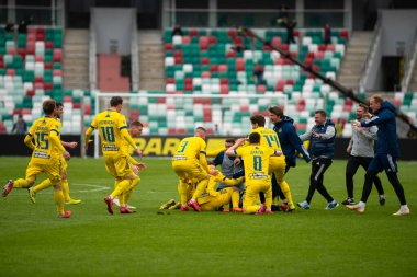 MINSK, BELARUS - 24 Mayıs 2020: FC BATE Borisov oyuncuları Beyaz Rusya Kupası Finali 'nde gol atarken kucaklaşıyorlar. Dinamo Stadyumu 'nda (Minsk) FC BATE Borisov - FC Dinamo Brest maçı)