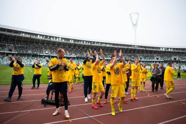 MINSK, BELARUS - 24 Mayıs 2020: FC BATE Borisov oyuncuları Belarus Kupası Finali 'nin ardından düzenlenen ödül töreninde resmedildi. Dinamo Stadyumu 'nda (Minsk) FC BATE Borisov - FC Dinamo Brest maçı)