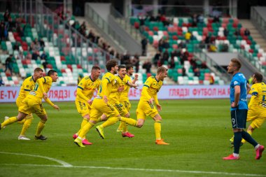 MINSK, BELARUS - 24 Mayıs 2020: FC BATE Borisov oyuncuları Beyaz Rusya Kupası Finali 'nde gol atarken kucaklaşıyorlar. Dinamo Stadyumu 'nda (Minsk) FC BATE Borisov - FC Dinamo Brest maçı)
