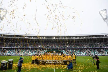 MINSK, BELARUS - 24 Mayıs 2020: FC BATE Borisov oyuncuları Belarus Kupası Finali 'nin ardından düzenlenen ödül töreninde resmedildi. Dinamo Stadyumu 'nda (Minsk) FC BATE Borisov - FC Dinamo Brest maçı)