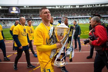 MINSK, BELARUS - 24 Mayıs 2020: FC BATE Borisov oyuncuları Belarus Kupası Finali 'nin ardından düzenlenen ödül töreninde resmedildi. Dinamo Stadyumu 'nda (Minsk) FC BATE Borisov - FC Dinamo Brest maçı)
