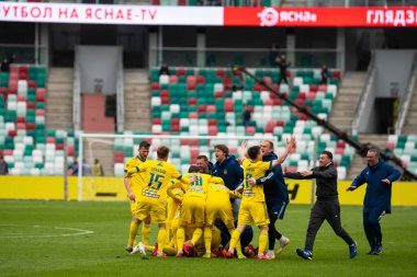 MINSK, BELARUS - 24 Mayıs 2020: FC BATE Borisov oyuncuları Beyaz Rusya Kupası Finali 'nde gol atarken kucaklaşıyorlar. Dinamo Stadyumu 'nda (Minsk) FC BATE Borisov - FC Dinamo Brest maçı)