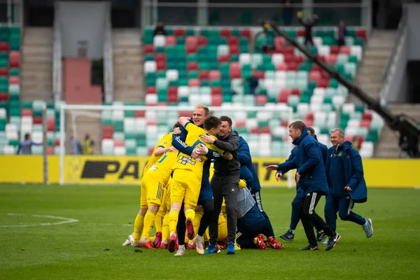 MINSK, BELARUS - 24 Mayıs 2020: FC BATE Borisov oyuncuları Beyaz Rusya Kupası Finali 'nde gol atarken kucaklaşıyorlar. Dinamo Stadyumu 'nda (Minsk) FC BATE Borisov - FC Dinamo Brest maçı)