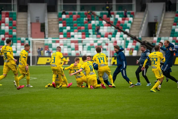 MINSK, BELARUS - 24 Mayıs 2020: FC BATE Borisov oyuncuları Beyaz Rusya Kupası Finali 'nde gol atarken kucaklaşıyorlar. Dinamo Stadyumu 'nda (Minsk) FC BATE Borisov - FC Dinamo Brest maçı)