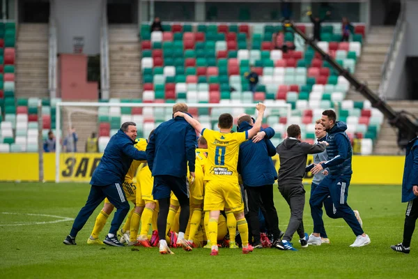MINSK, BELARUS - 24 Mayıs 2020: FC BATE Borisov oyuncuları Beyaz Rusya Kupası Finali 'nde gol atarken kucaklaşıyorlar. Dinamo Stadyumu 'nda (Minsk) FC BATE Borisov - FC Dinamo Brest maçı)