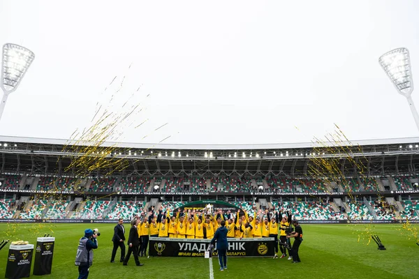 MINSK, BELARUS - 24 Mayıs 2020: FC BATE Borisov oyuncuları Belarus Kupası Finali 'nin ardından düzenlenen ödül töreninde resmedildi. Dinamo Stadyumu 'nda (Minsk) FC BATE Borisov - FC Dinamo Brest maçı)