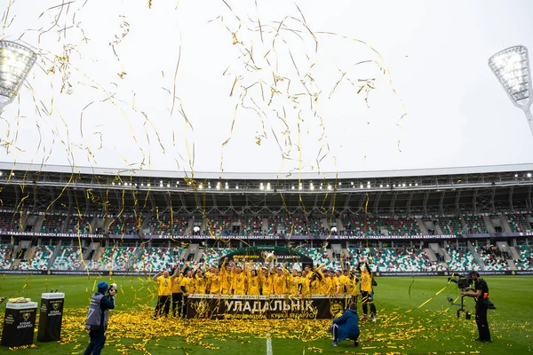 MINSK, BELARUS - 24 Mayıs 2020: FC BATE Borisov oyuncuları Belarus Kupası Finali 'nin ardından düzenlenen ödül töreninde resmedildi. Dinamo Stadyumu 'nda (Minsk) FC BATE Borisov - FC Dinamo Brest maçı)