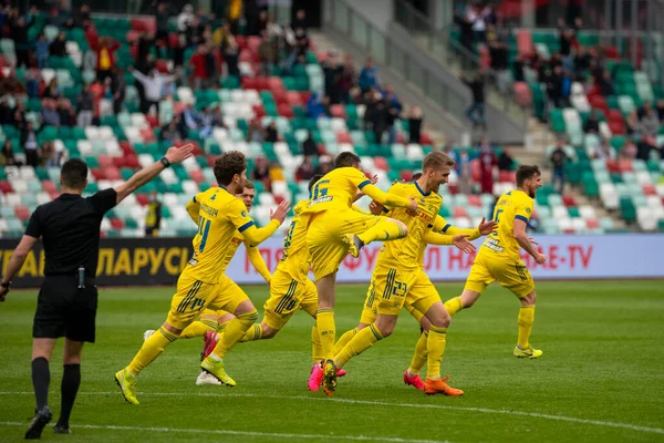 MINSK, BELARUS - 24 Mayıs 2020: FC BATE Borisov oyuncuları Beyaz Rusya Kupası Finali 'nde gol atarken kucaklaşıyorlar. Dinamo Stadyumu 'nda (Minsk) FC BATE Borisov - FC Dinamo Brest maçı)