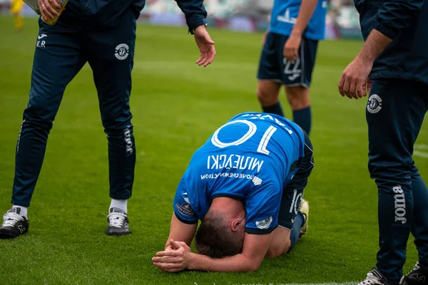 MINSK, BELARUS - 24 Mayıs 2020: FC Dinamo Brest oyuncusu Artem Milewski, Belarus Kupası Finali 'nde yaralandı. Dinamo Stadyumu 'nda (Minsk) FC BATE Borisov - FC Dinamo Brest maçı) 