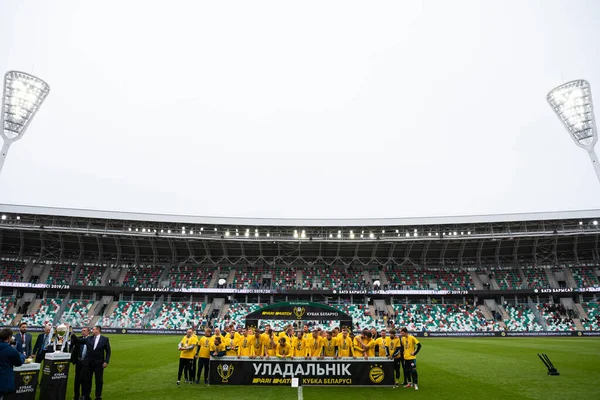 MINSK, BELARUS - 24 Mayıs 2020 Belarus Kupası Finali 'nde madalya verdi. Dinamo Stadyumu 'nda (Minsk) FC BATE Borisov - FC Dinamo Brest maçı)