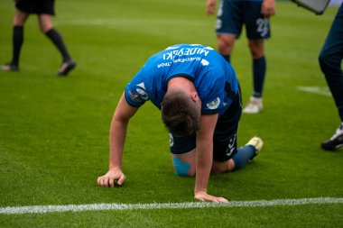 MINSK, BELARUS - 24 Mayıs 2020: FC Dinamo Brest oyuncusu Artem Milewski, Belarus Kupası Finali 'nde yaralandı. Dinamo Stadyumu 'nda (Minsk) FC BATE Borisov - FC Dinamo Brest maçı) 