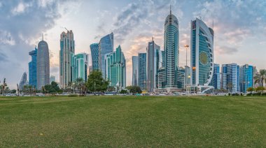 Doha, Katar-Kasım 10.2019: Doha ufuk çizgisi Batı körfezi bölge gün ışığı gökyüzünde bulutlarla