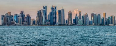 Doha, Katar-11 Kasım 2019: Cor 'da Doha ufuk çizgisi gökyüzünde bulutlarla birlikte gün ışığı manzarası