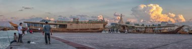 Doha, Katar-11 Kasım 2019: Cor 'da Doha ufuk çizgisi gökyüzünde bulutlarla birlikte gün ışığı manzarası