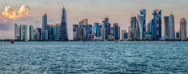 Doha, Katar-11 Kasım 2019: Cor 'da Doha ufuk çizgisi gökyüzünde bulutlarla birlikte gün ışığı manzarası