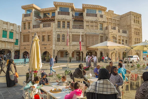 Doha Qatar Enero 2017 Mujeres Hombres Qataríes Souk Waqif Caminando —  Fotos de Stock