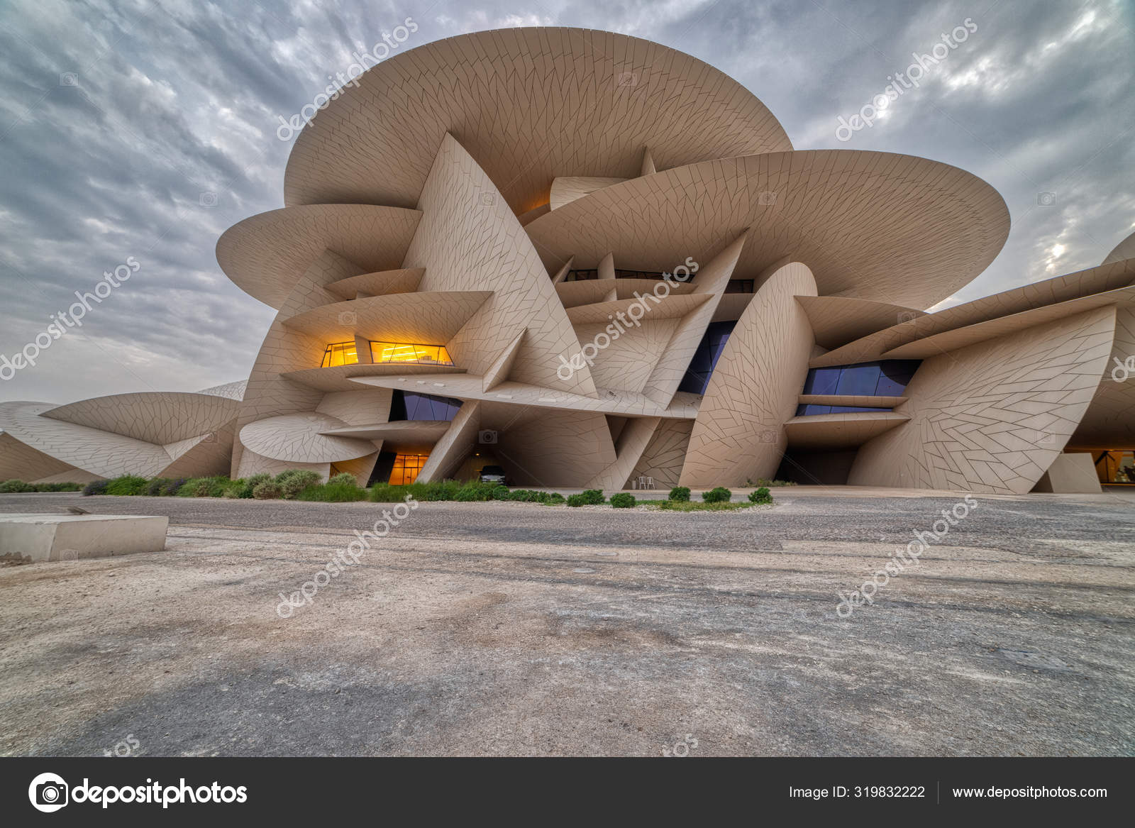 カタール国立博物館 デザートローズ【砂漠のバラ】 約7.5cm カタールの