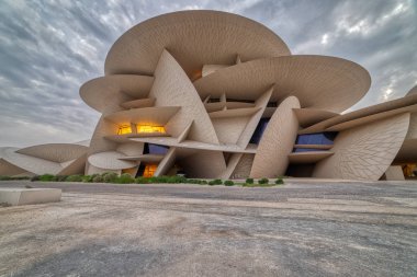 Doha, Katar-16 Kasım 2019: Katar Ulusal Müzesi (Çöl Gülü) günbatımında panoramik manzara