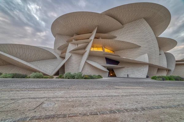 卡塔尔多哈 2019年11月16日 卡塔尔国家博物馆 沙漠玫瑰 日落时的全景 — 图库照片