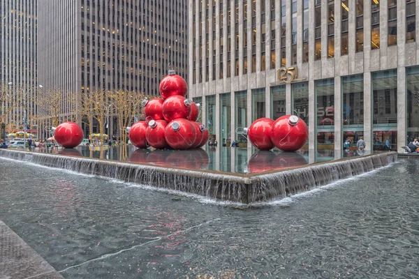 Nueva York Diciembre 2018 Bolas Gigantes Adornos Navideños Frente Centro — Foto de Stock