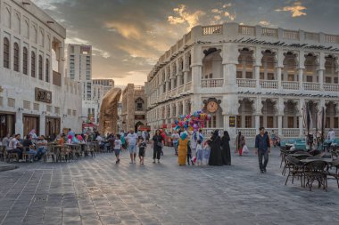 Doha-Katar, 16 Kasım 2019: Doha Katar Ana Caddesi 'nde Souk Waqif, gündüz görüşlü insanlar