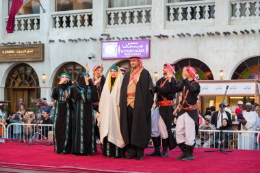 Doha, Katar-20 Ocak 2017: Ürdün 'den geleneksel Arap folklor dansı, Souk Waqif bahar festivali