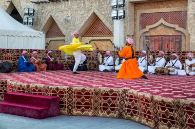 Doha, Katar-20 Ocak 2017: Geleneksel Arap folklor dansı Souk Waqif bahar festivalinde