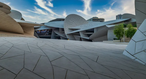 卡塔尔多哈 2019年10月25日 卡塔尔国家博物馆 沙漠玫瑰 外日光与天空云彩 — 图库照片