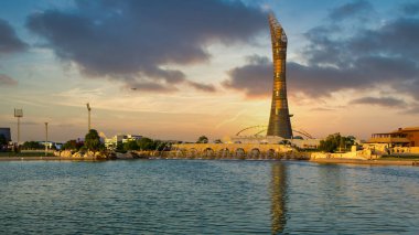 Doha, Katar-7 Aralık 2019: Fıskiyeli Aspire park manzaralı ve arka planda El Feneri Doha Oteli