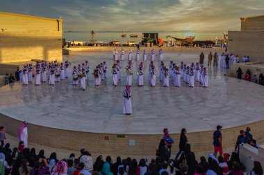 Doha, Katar-19 Aralık 2013: Katara Kültür Köyü 'ndeki Amphitiyatrosu' nda Katar ulusal gününü kutlayan Katar askeri bandosu