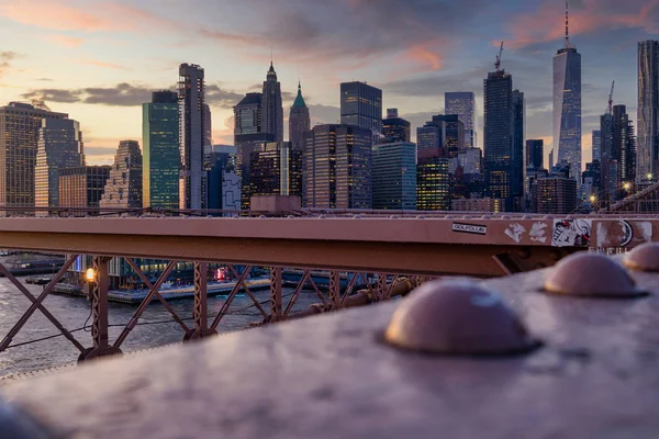 Günbatımında Brooklyn Köprüsü Nden New York Silueti Arkaplanda Bulutlarla — Stok fotoğraf