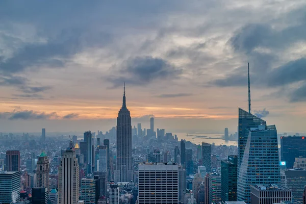 New York Skyline Bij Zonsondergang Met Wolken Lucht Achtergrond — Stockfoto