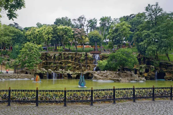 Emirgan Park Istanbul Kalkon Dagsljus Visar Trevligt Vattenfall Med Träd — Stockfoto